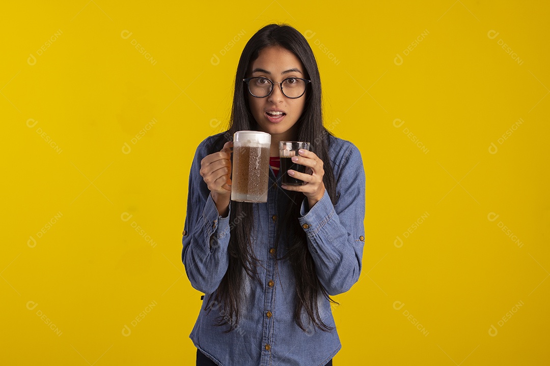 Mulher jovem bonita com caneca de cerveja e copo de café