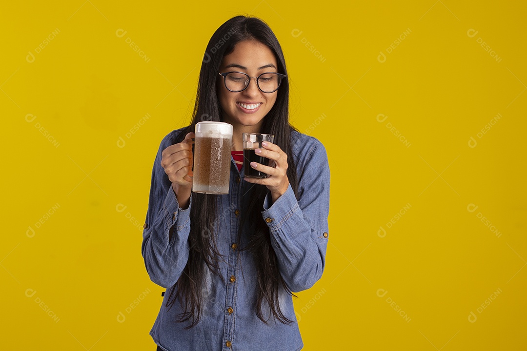 Mulher jovem bonita com caneca de cerveja e copo de café