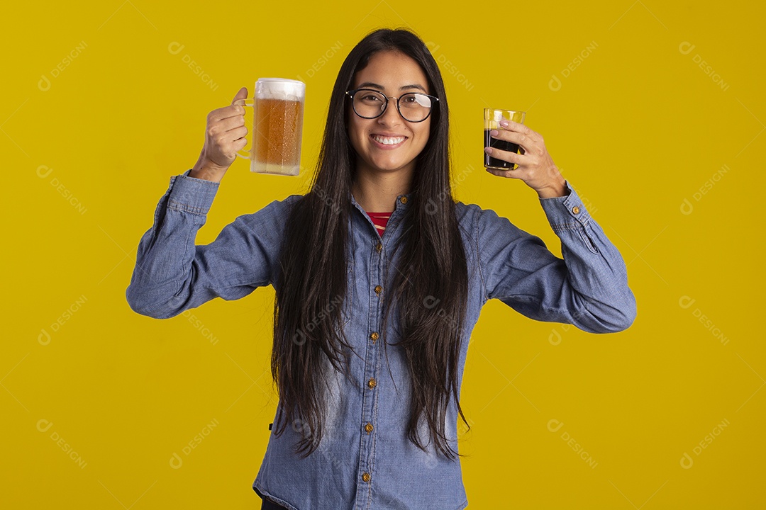Mulher jovem bonita com caneca de cerveja e copo de café