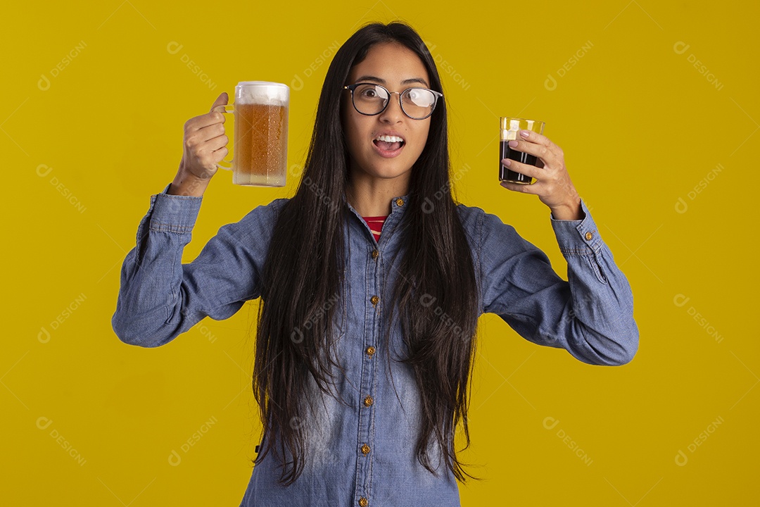 Mulher jovem bonita com caneca de cerveja e copo de café
