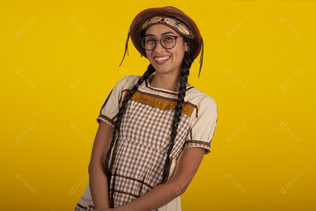 Mulher jovem bonita com trajes de festa junina usando vestido e chapéu