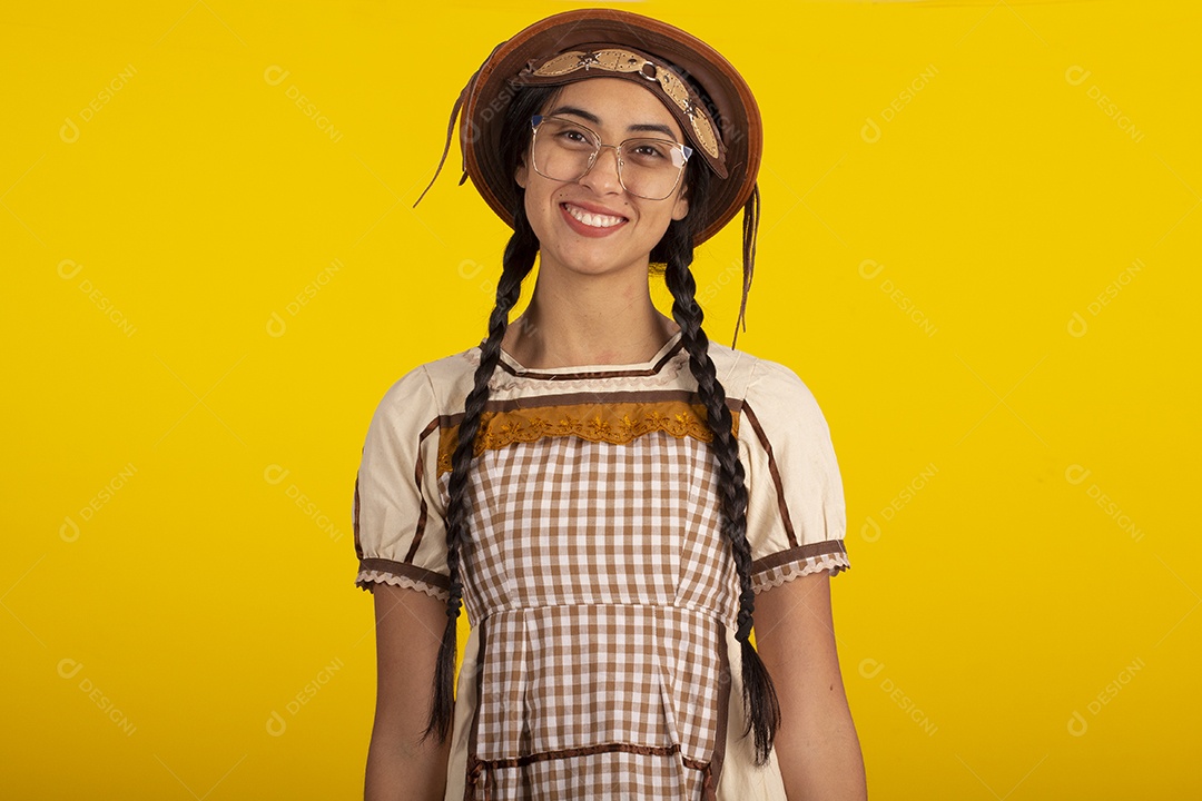 Jovem com trajes típico de festa junina vestido chapéu de couro segurando espingarda