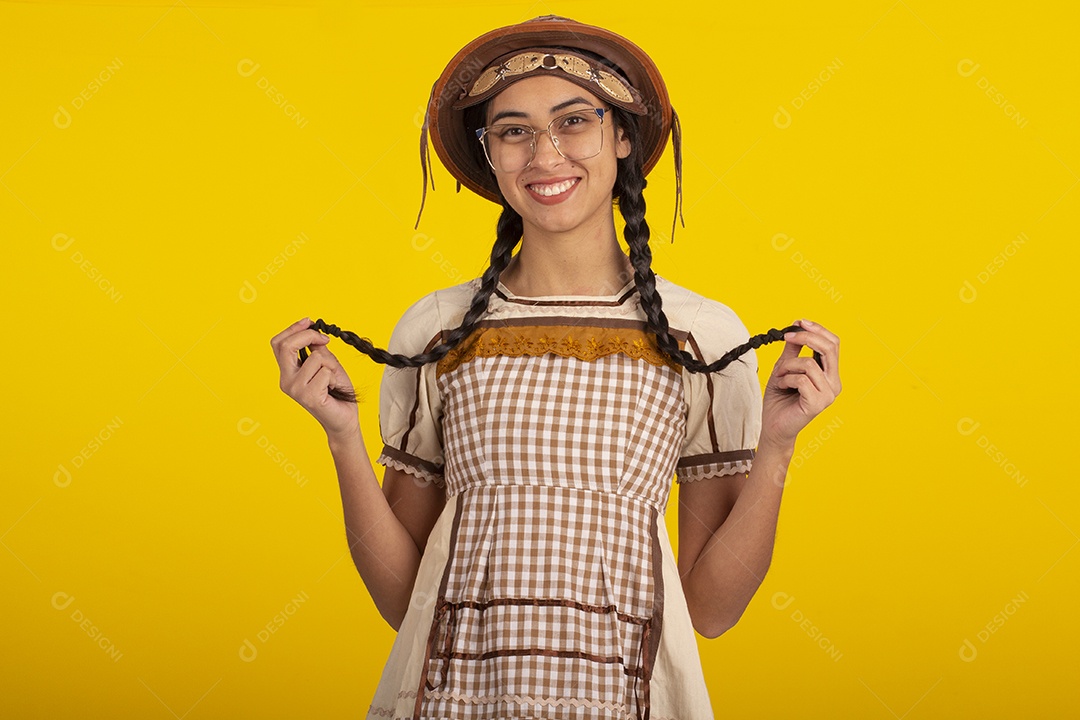 Jovem com trajes típico de festa junina vestido chapéu de couro segurando espingarda