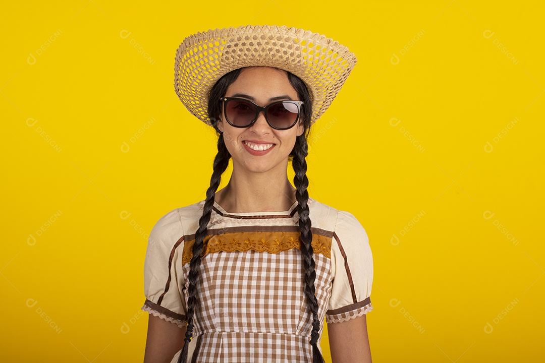 Jovem com trajes típico de festa junina vestido chapéu de couro segurando espingarda