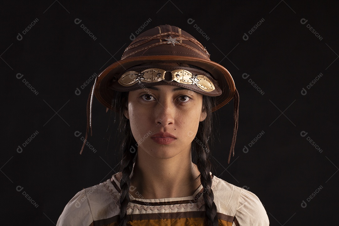 jovem com trajes típico de festa junina vestido chapéu de couro segurando espingarda