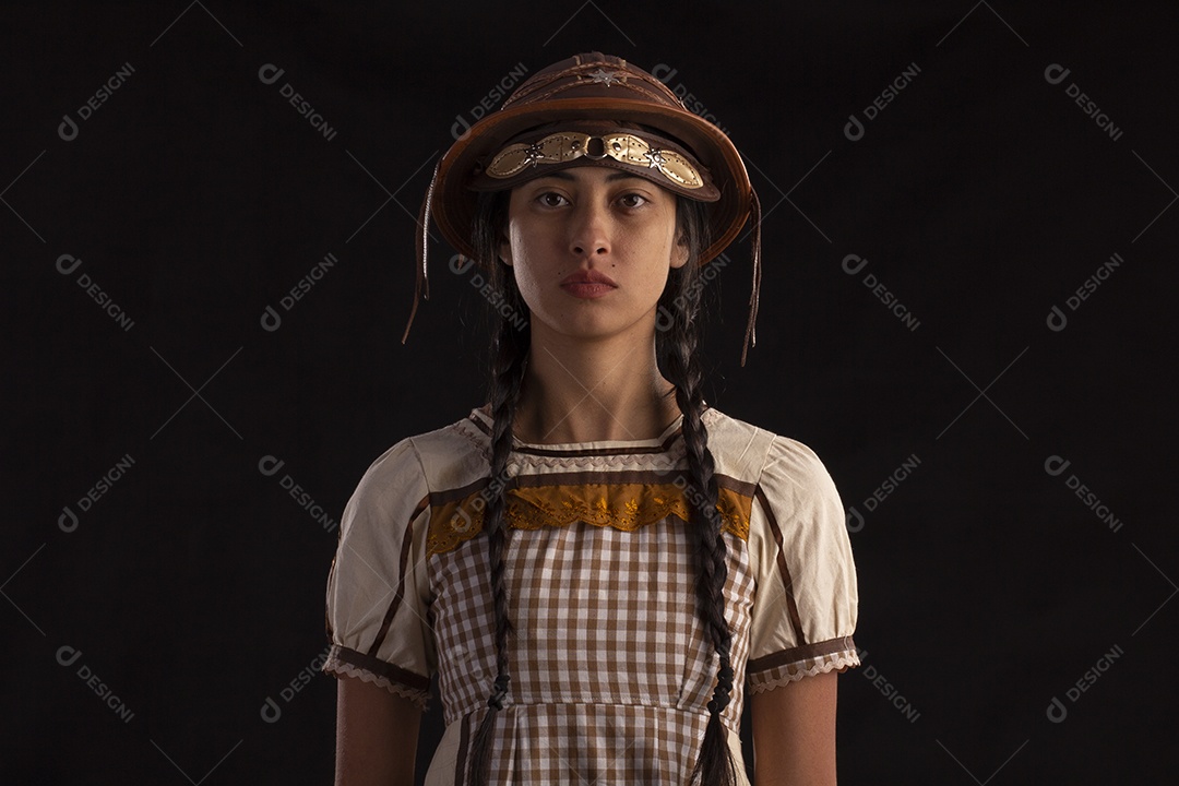 Jovem com trajes típico de festa junina vestido chapéu de couro segurando espingarda