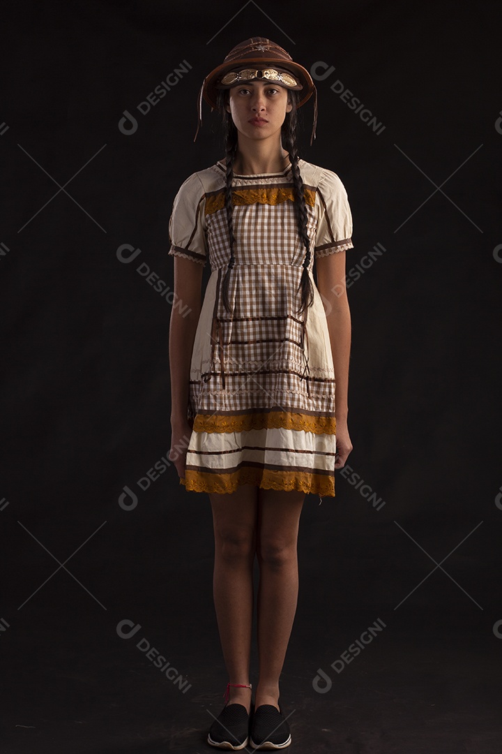 jovem com trajes típico de festa junina vestido chapéu de couro segurando espingarda