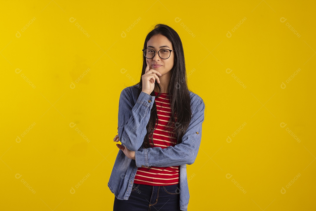 Jovem linda em fotografia de estudio para publicidade