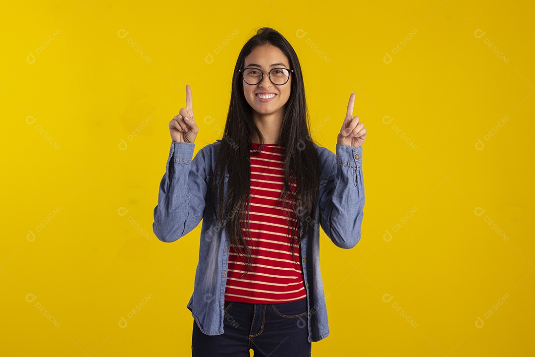 Jovem linda em fotografia de estudio para publicidade