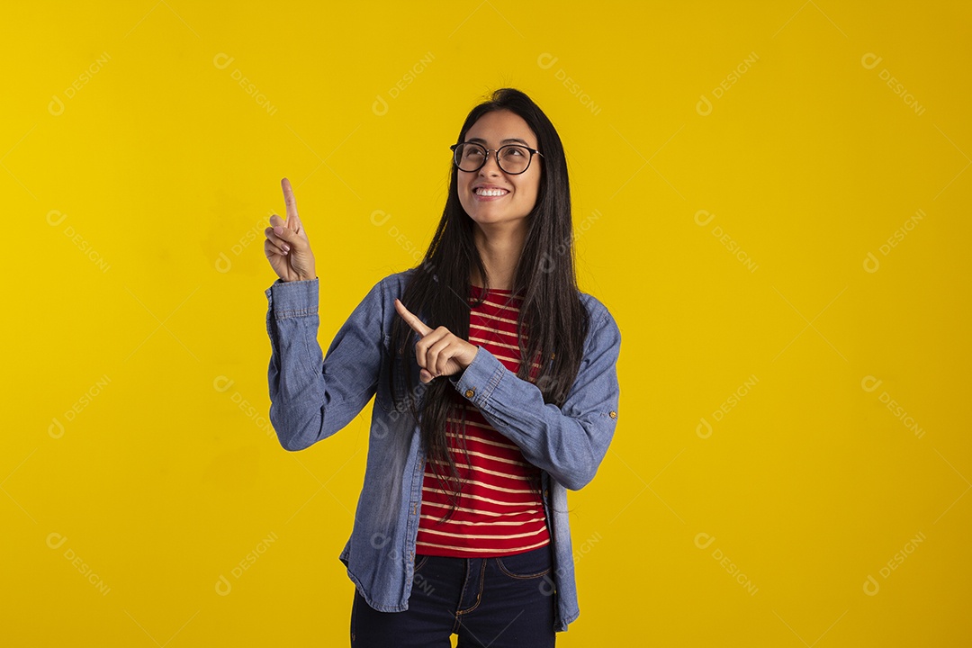 Jovem linda em fotografia de estudio para publicidade