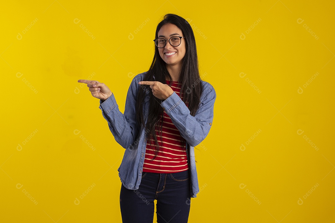Jovem linda em fotografia de estudio para publicidade