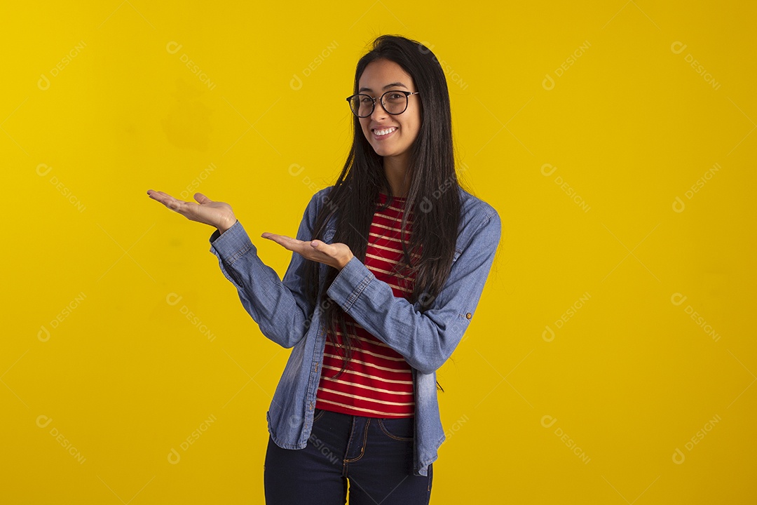 Jovem mulher linda em fotografia de estudio para publicidade