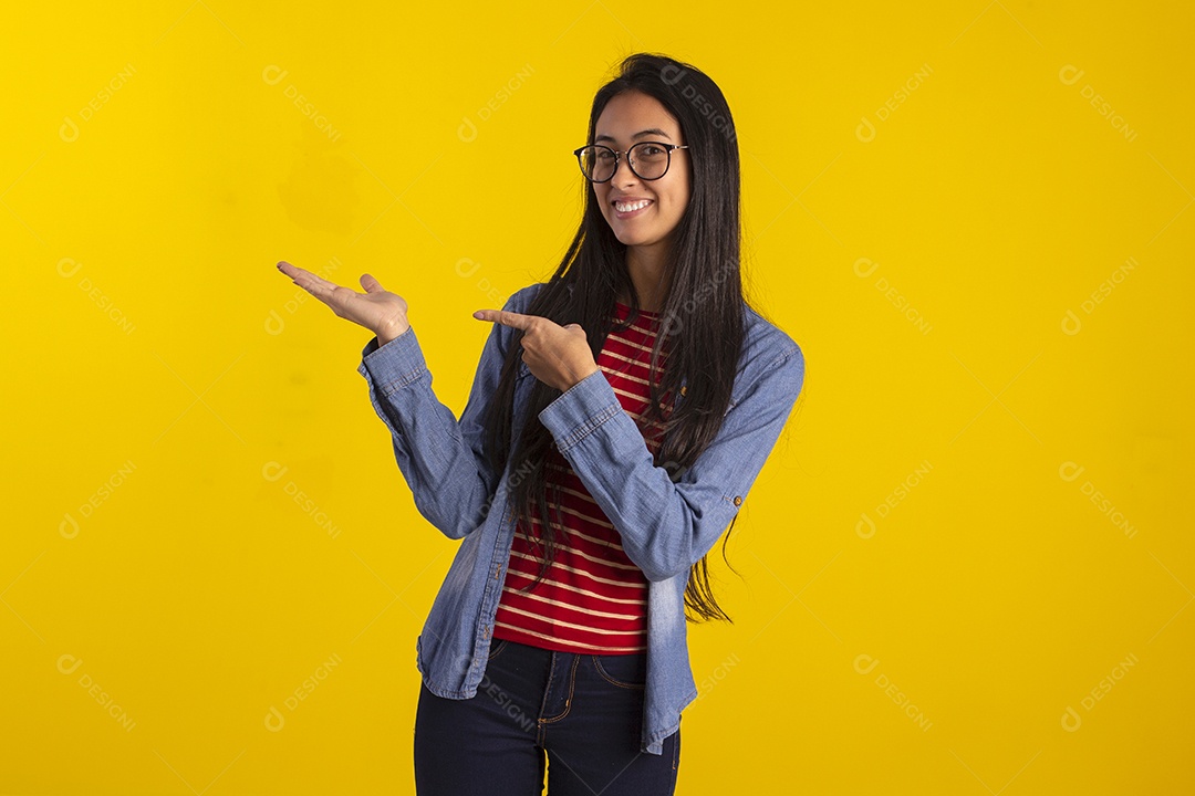 Jovem mulher linda em fotografia de estudio para publicidade