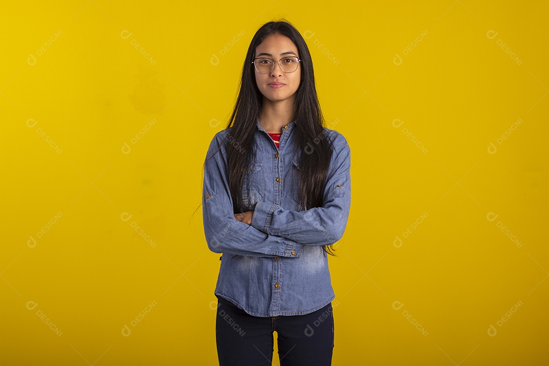 Jovem mulher linda em fotografia de estudio para publicidade