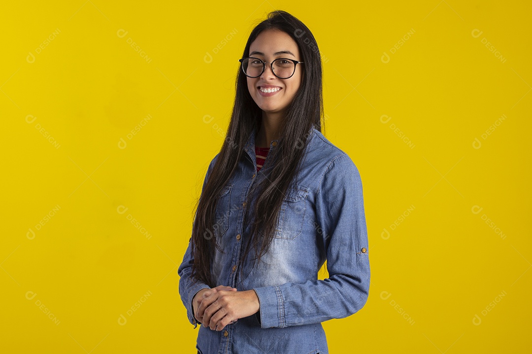 Jovem mulher linda em fotografia de estudio para publicidade