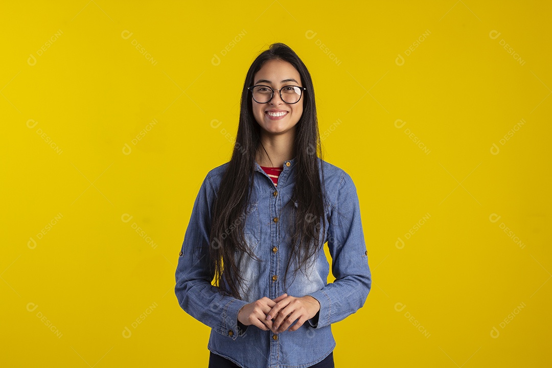 Jovem mulher linda em fotografia de estudio para publicidade