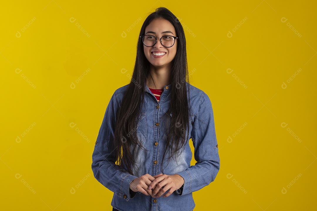 Jovem mulher linda em fotografia de estudio para publicidade