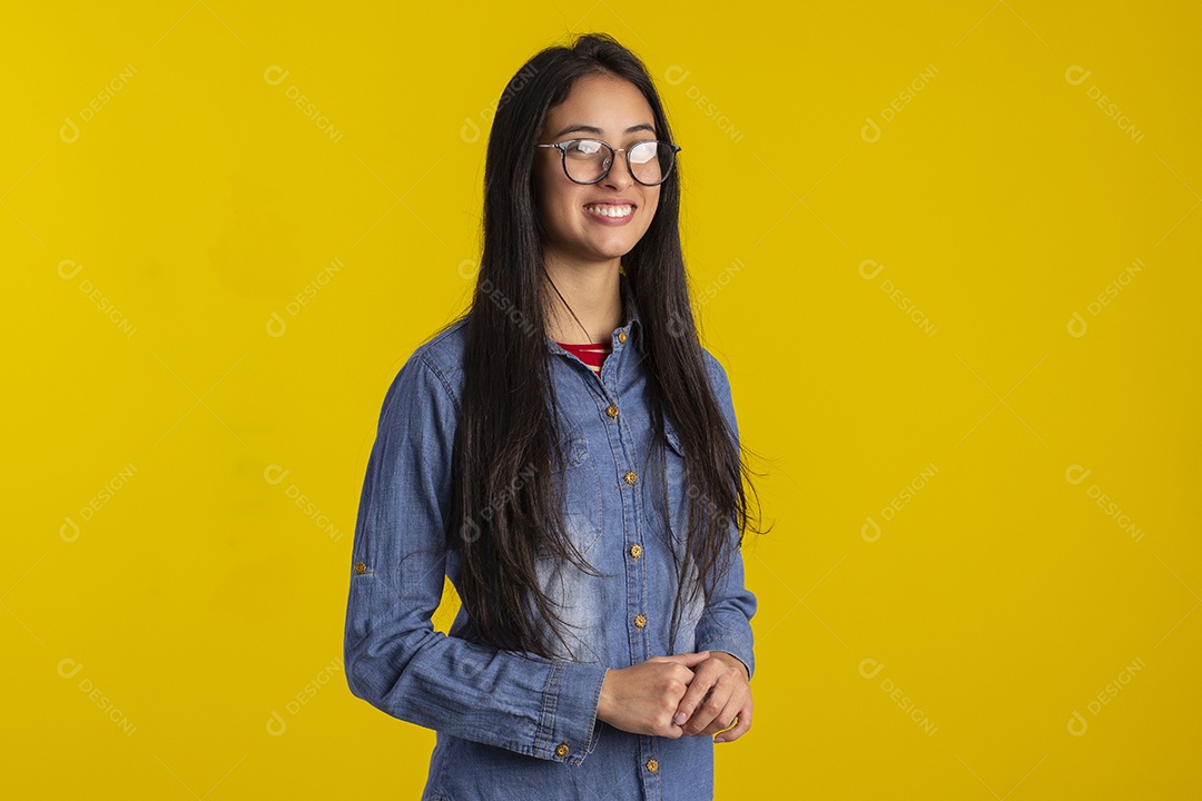 Jovem mulher linda em fotografia de estudio para publicidade