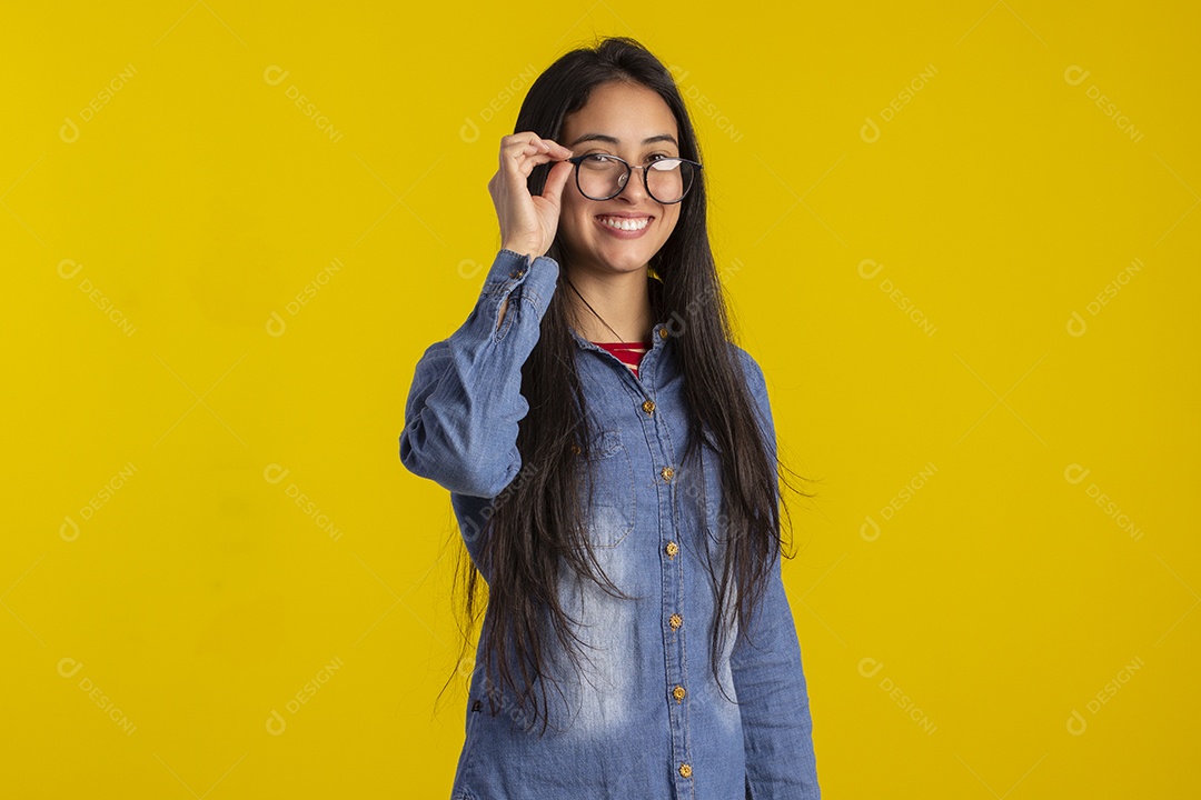Jovem mulher linda em fotografia de estudio para publicidade