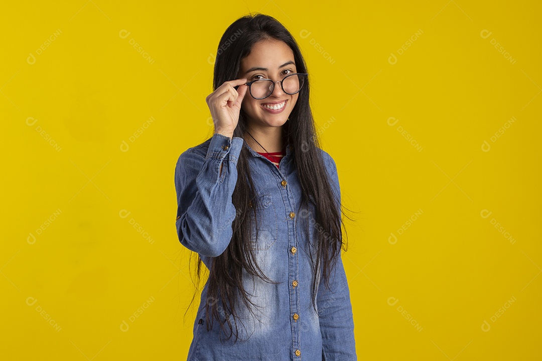 Jovem mulher linda em fotografia de estudio para publicidade