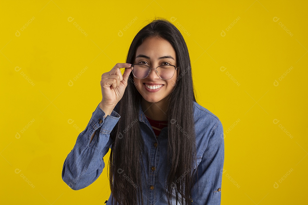 Jovem mulher linda em fotografia de estudio para publicidade