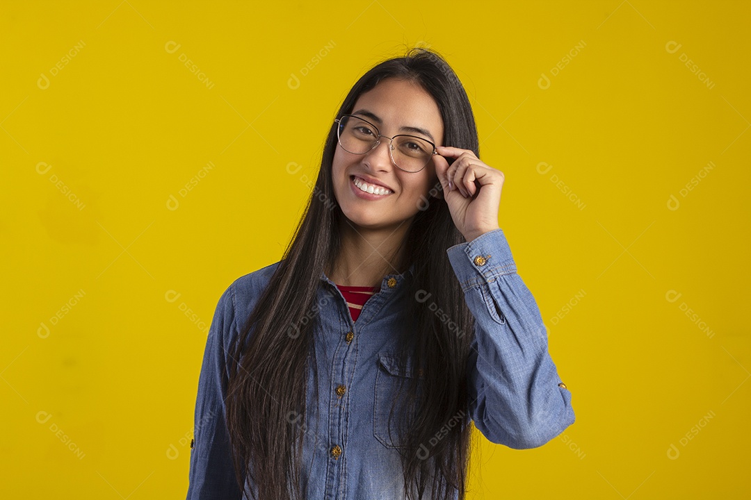 Jovem mulher linda em fotografia de estudio para publicidade