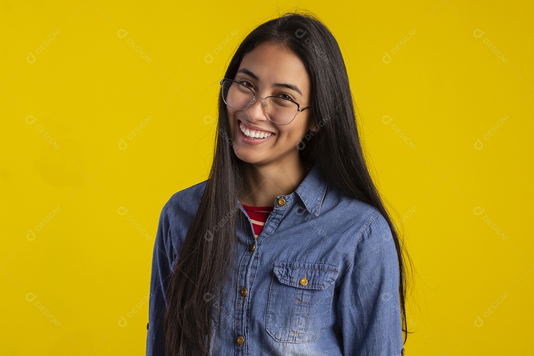 Mulher jovem bonita em fotografia de estudio para publicidade