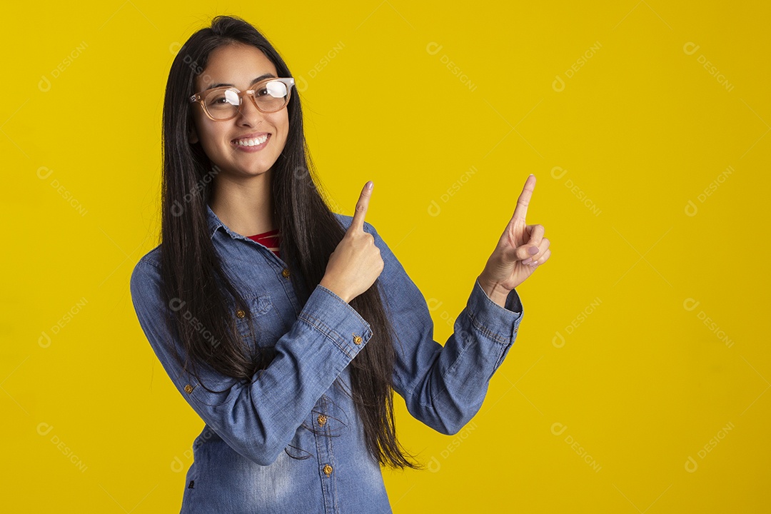 Mulher jovem bonita em fotografia de estudio para publicidade