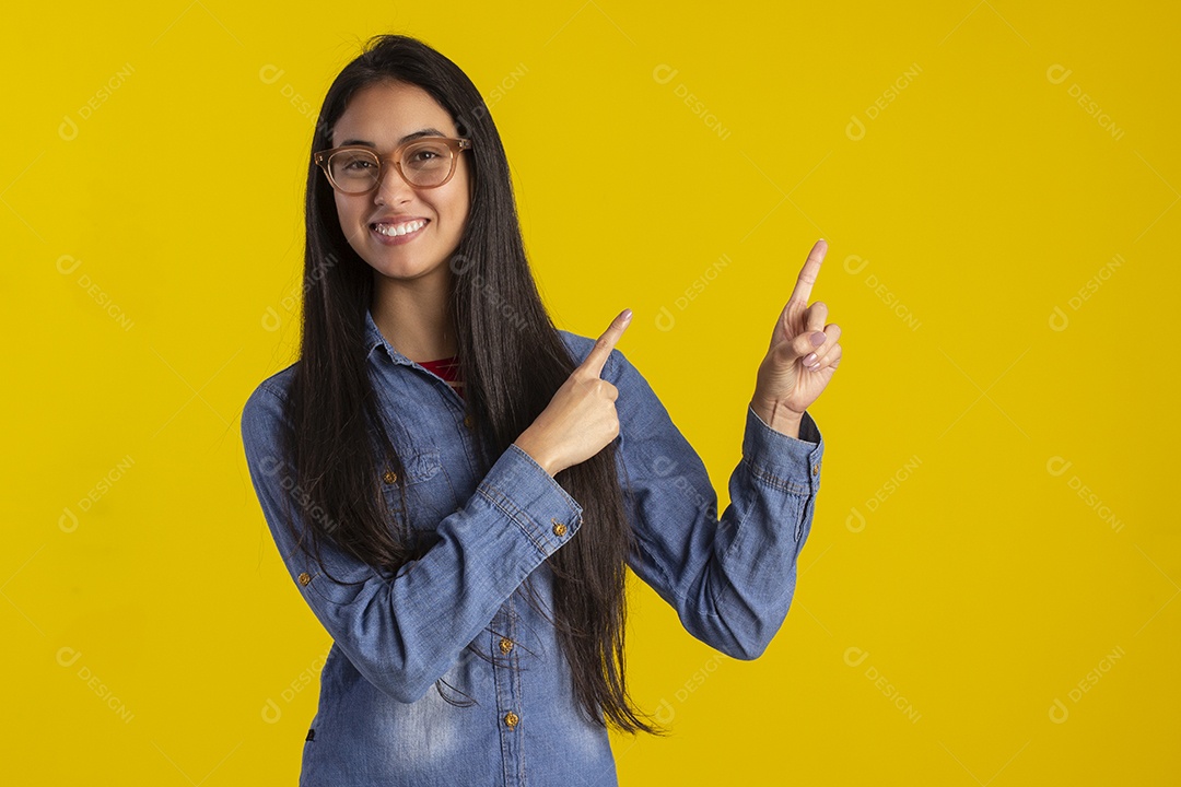 Mulher jovem bonita em fotografia de estudio para publicidade