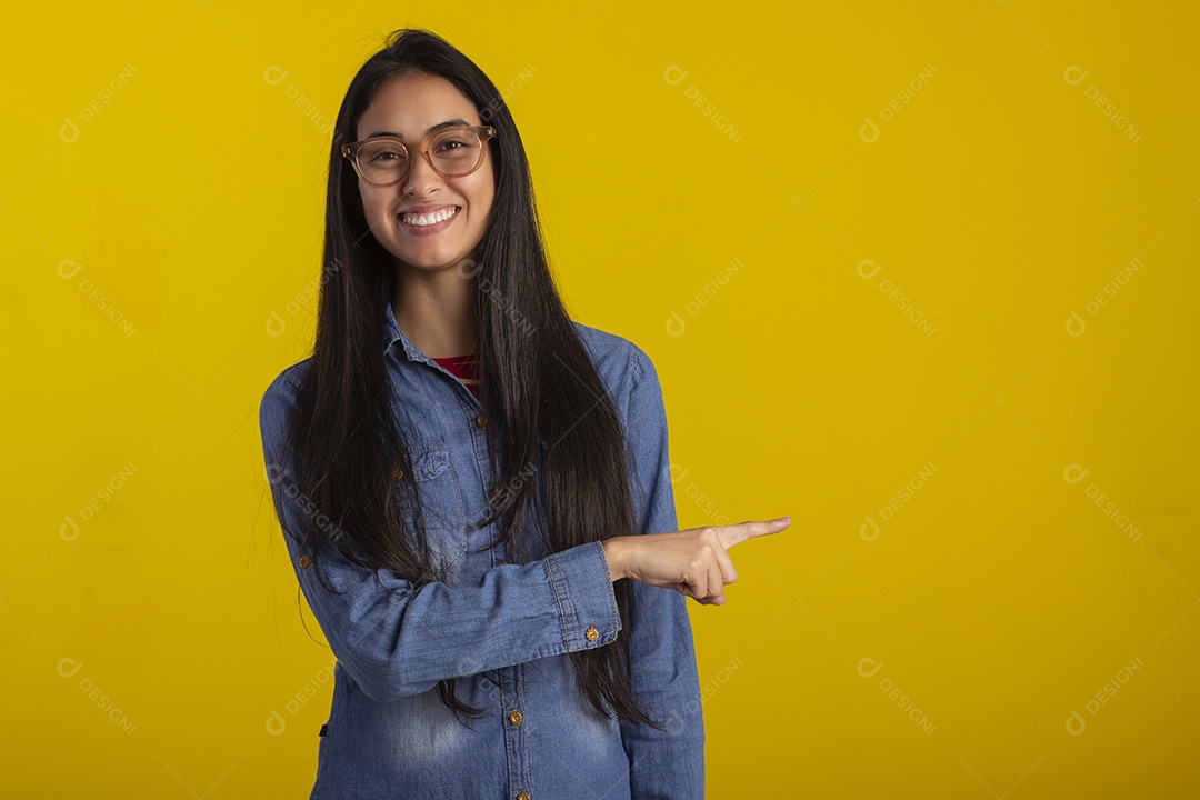 Mulher jovem bonita em fotografia de estudio para publicidade