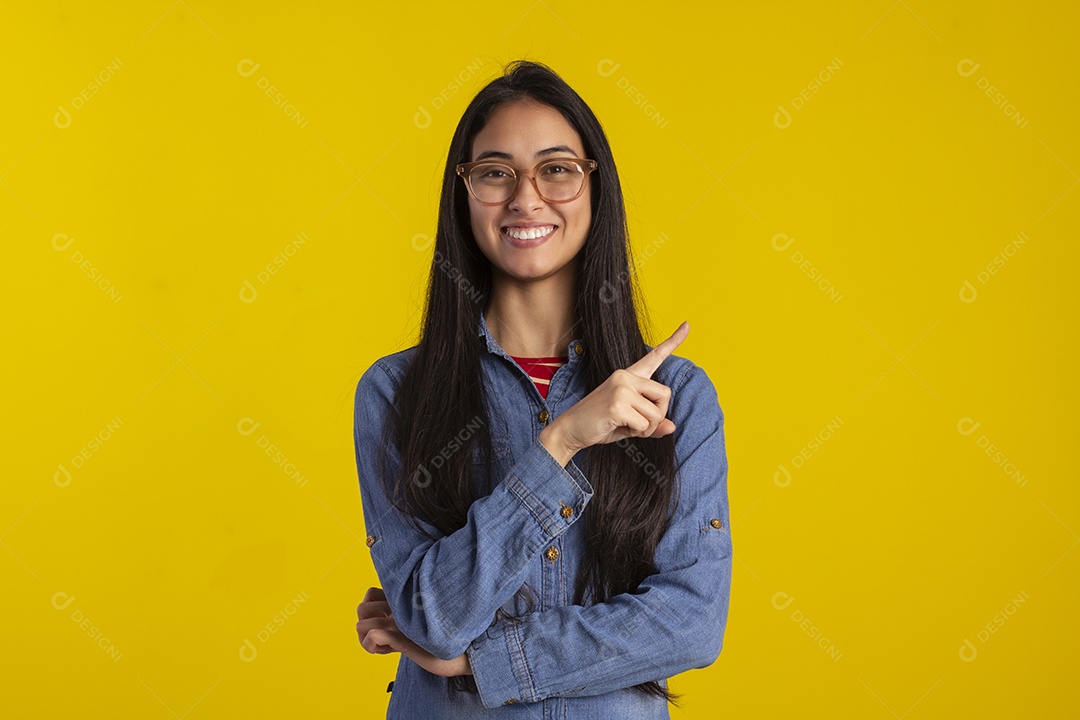 Mulher jovem bonita em fotografia de estudio para publicidade