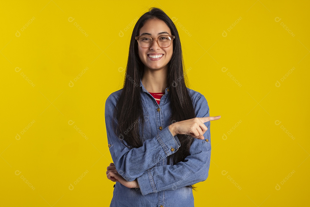 Mulher jovem bonita em fotografia de estudio para publicidade