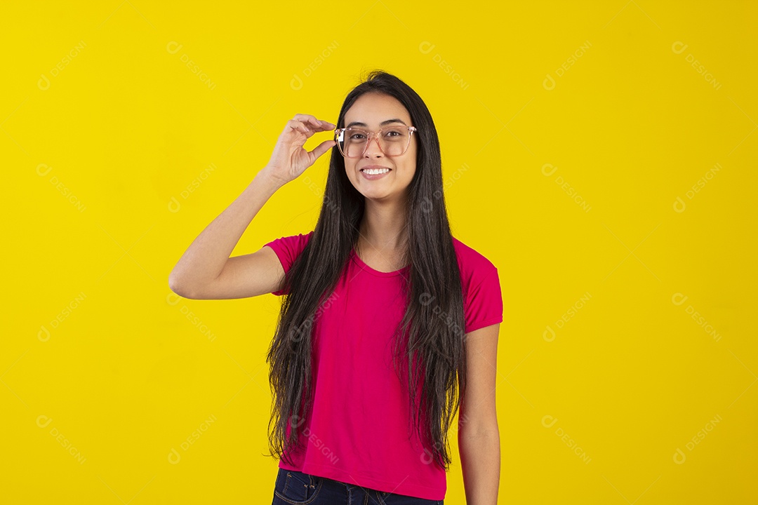 Mulher jovem bonita em fotografia de estudio para publicidade