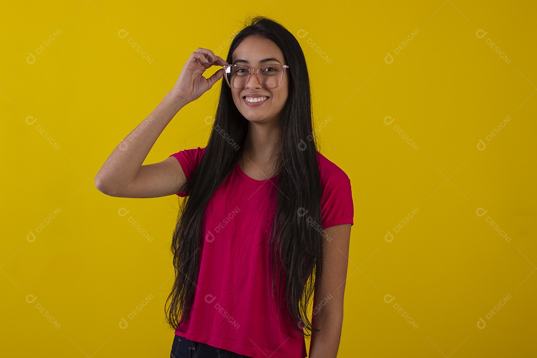 Mulher jovem bonita em fotografia de estudio para publicidade