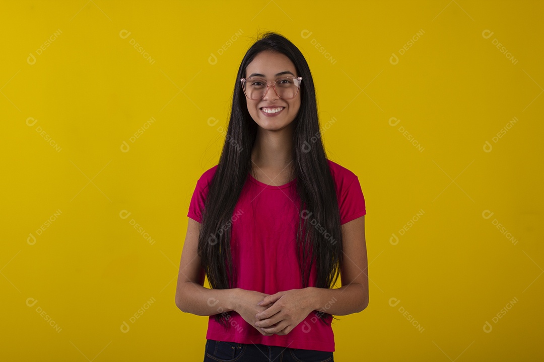 Mulher jovem bonita em fotografia de estudio para publicidade