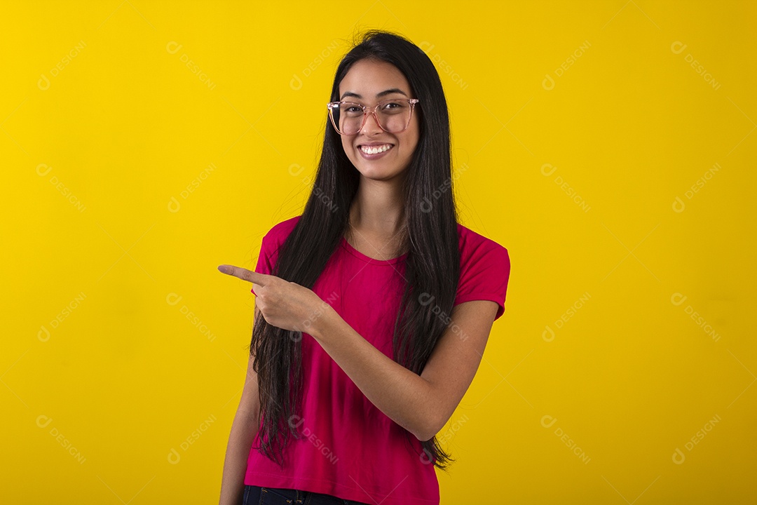 Mulher jovem bonita em fotografia de estudio para publicidade
