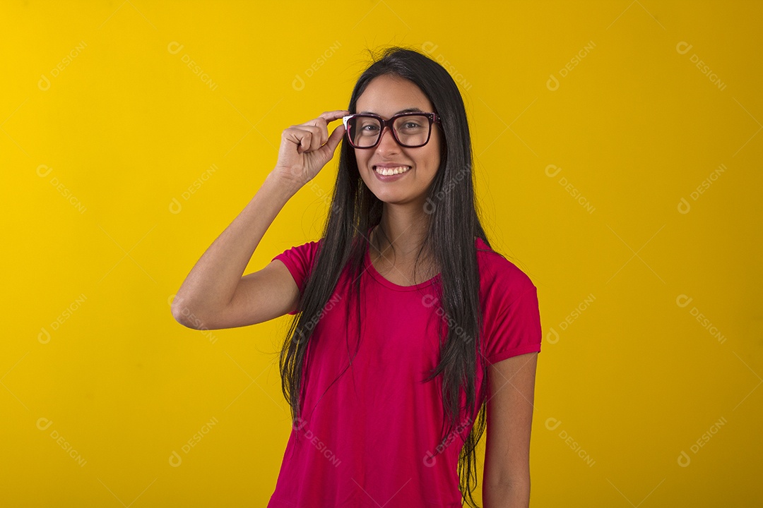 Mulher jovem bonita em fotografia de estudio para publicidade