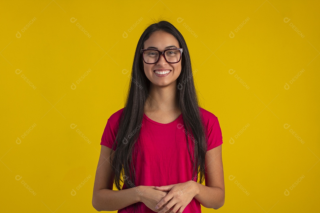 Mulher jovem bonita em fotografia de estudio para publicidade