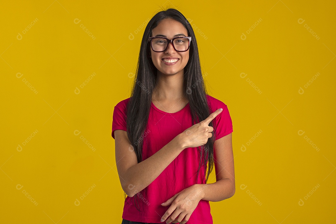 Mulher jovem bonita em fotografia de estudio para publicidade