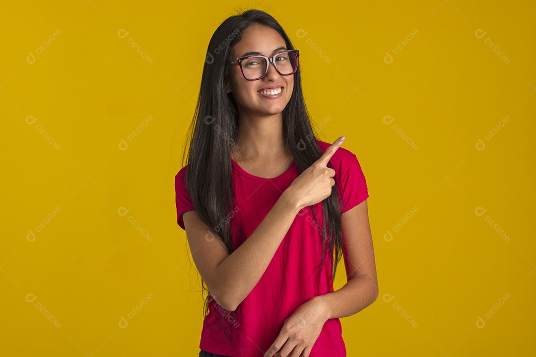 Mulher jovem bonita em fotografia de estudio para publicidade