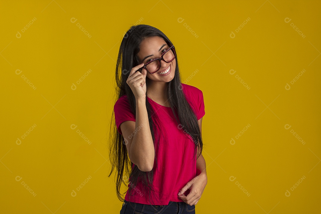 Mulher jovem bonita em fotografia de estudio para publicidade