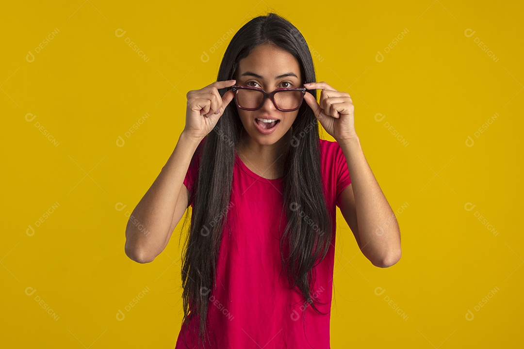 Mulher jovem bonita em fotografia de estudio para publicidade