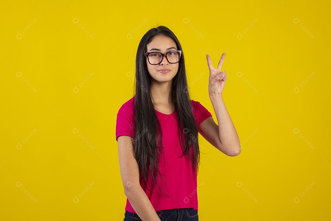 Mulher jovem bonita em fotografia de estudio para publicidade