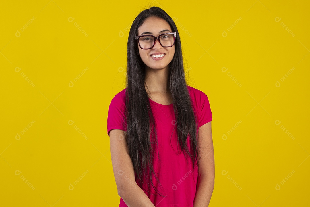 Mulher jovem bonita em fotografia de estudio para publicidade