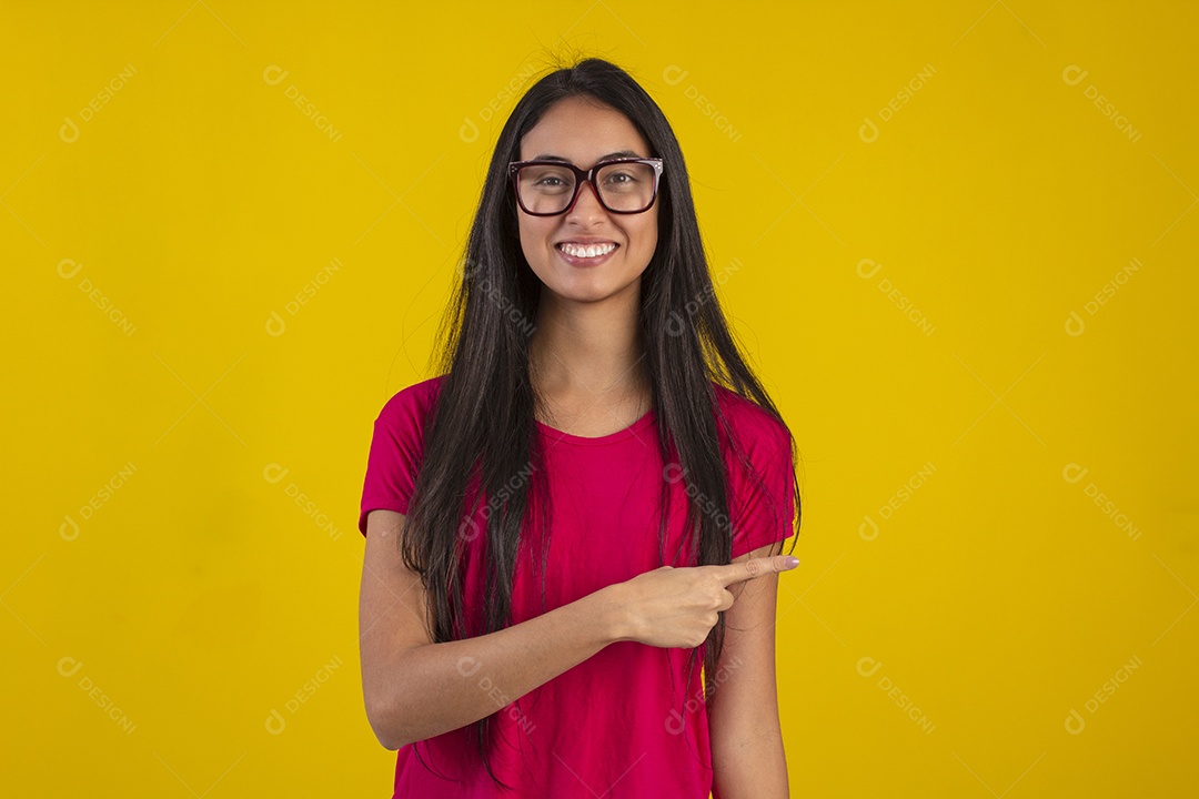 Mulher jovem bonita em fotografia de estudio para publicidade