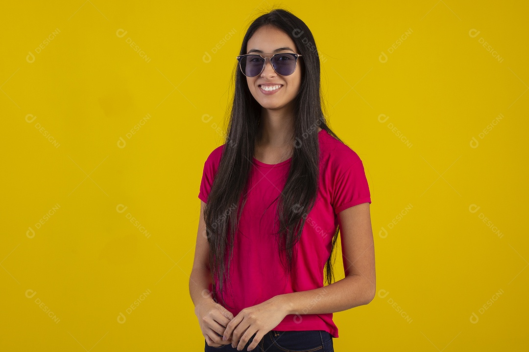 Mulher jovem bonita em fotografia de estudio para publicidade