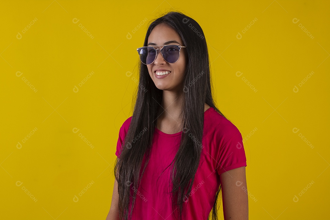 Mulher jovem bonita em fotografia de estudio para publicidade