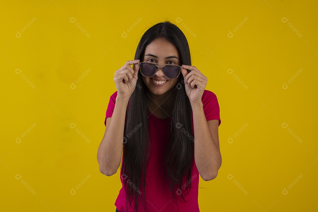 Mulher jovem bonita em fotografia de estudio para publicidade