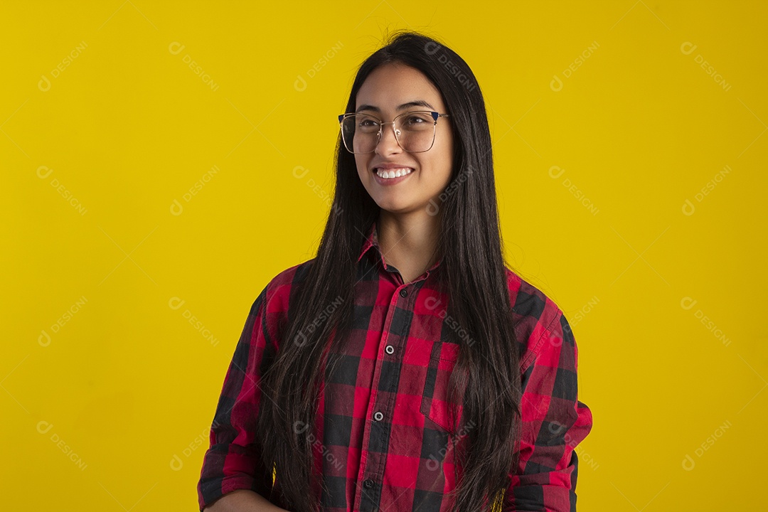 Mulher jovem bonita em fotografia de estudio para publicidade