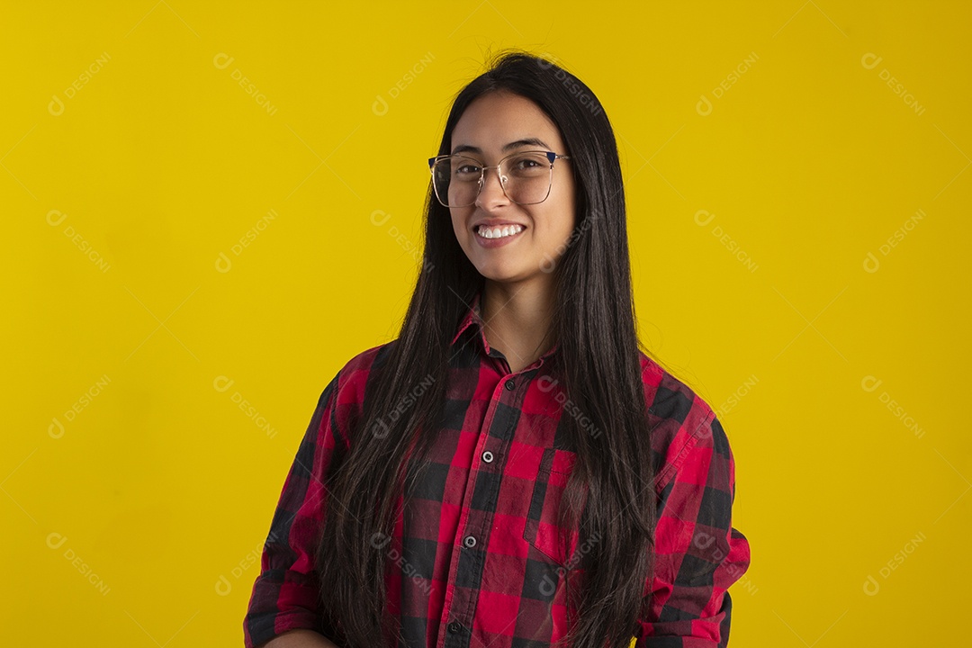 Mulher jovem bonita em fotografia de estudio para publicidade